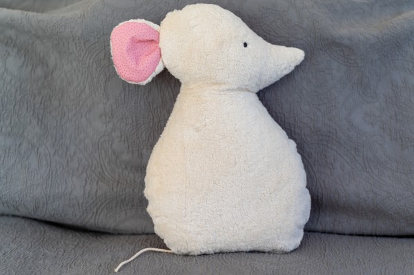 Goskudde musen Silja av ekologisk teddytyg, med UNICO ® Vaddfyllning