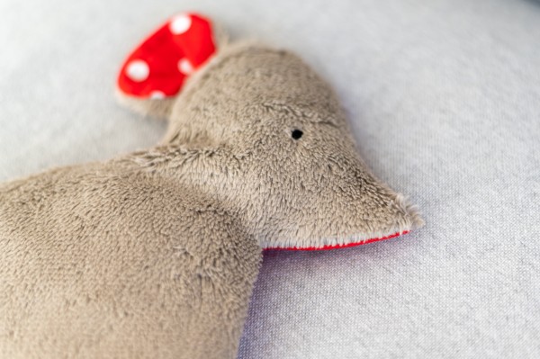 Värmedjur för barn, musen Lina av ekologiskt teddytyg, med druvkärnorfyllning