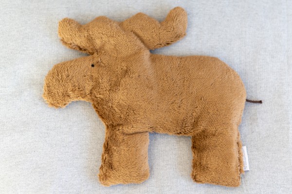 Värmedjur för barn, älgen Sven av ekologiskt teddytyg, med druvkärnorfyllning