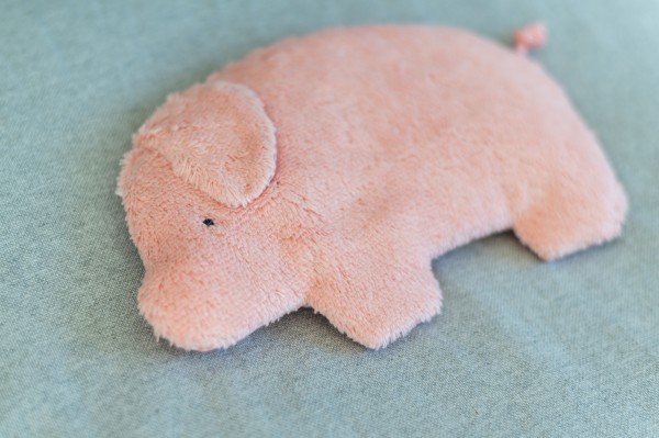 Värmedjur för barn, grisen Jule av ekologiskt teddytyg, med druvkärnorfyllning