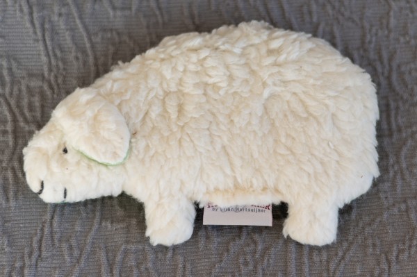 Värmedjur för bäbisar, fåret Jette av ekologiskt teddytyg, med druvkärnorfyllning
