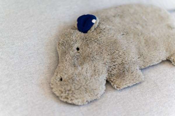 Värmedjur för barn, flodhästen Nils av ekologiskt teddytyg, med druvkärnorfyllning