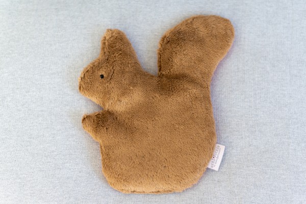 Värmedjur för barn, ekorren Simon av ekologiskt teddytyg, med druvkärnorfyllning