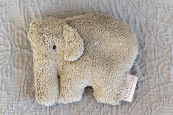 Värmedjur för bäbisar, elefanten Ole av ekologiskt teddytyg, med druvkärnorfyllningg
