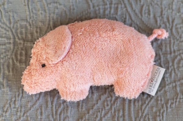 Värmedjur för bäbisar, grisen Jule av ekologiskt teddytyg, med druvkärnorfyllning