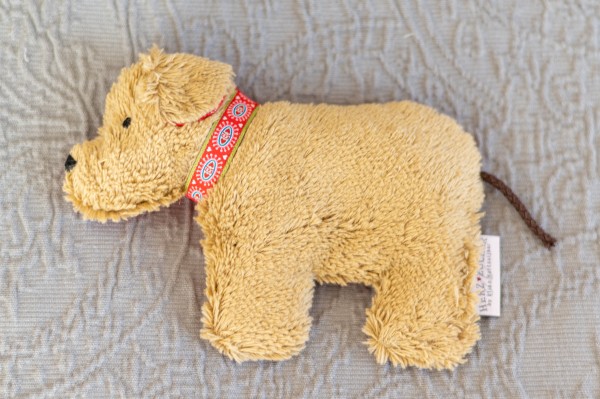 Värmedjur för bäbisar, hunden Lenni av ekologiskt teddytyg, med druvkärnorfyllning