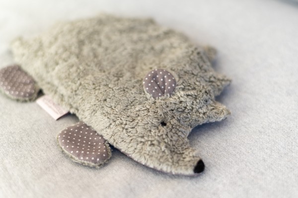 Värmedjur för barn, igelkotten Fritz av ekologiskt teddytyg, med druvkärnorfyllning